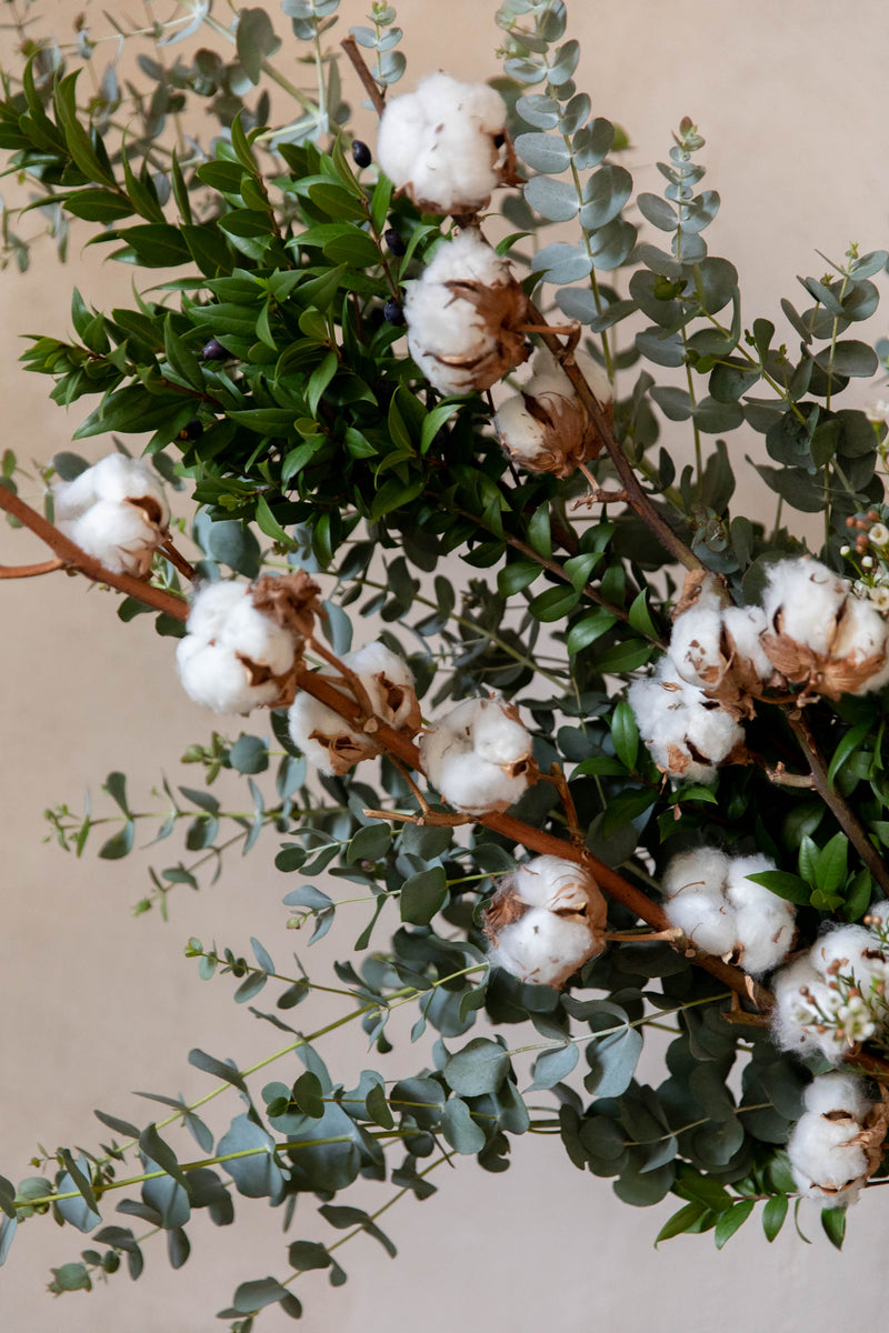 Ramo de flores blancas pequeñas y algodón