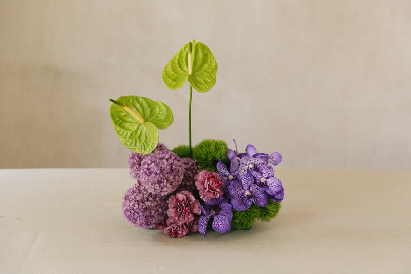 Escultura de flores violetas