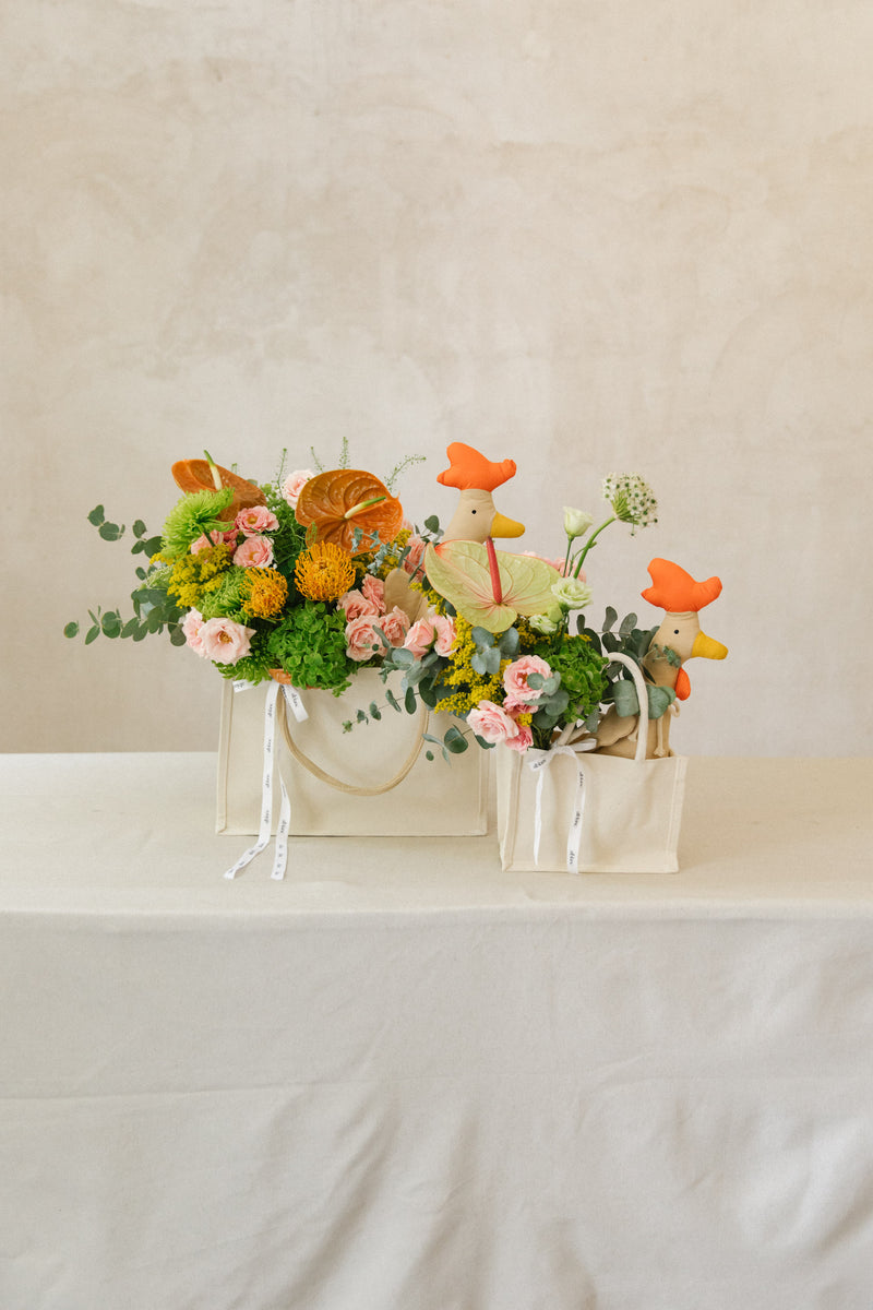 Bolsa de flores para recibir al nuevo bebé. Pack naranja y rosa