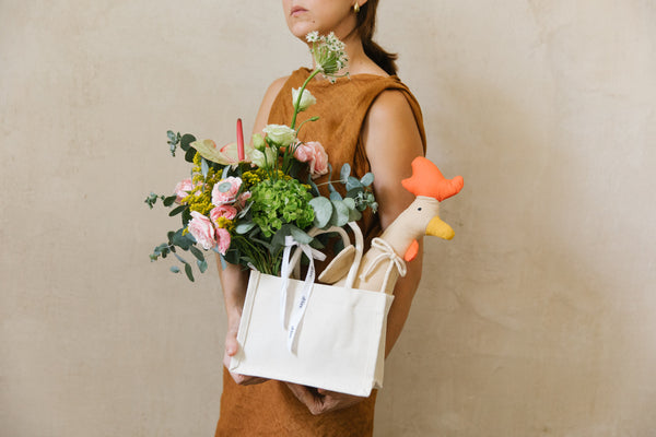 Bolsa de flores para recibir al nuevo bebé. Pack naranja y rosa