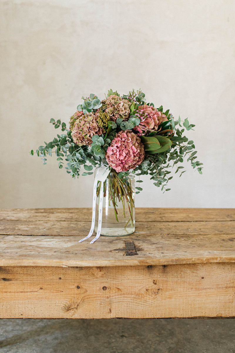 Taller de arreglos florales en jarrón especial hortensias
