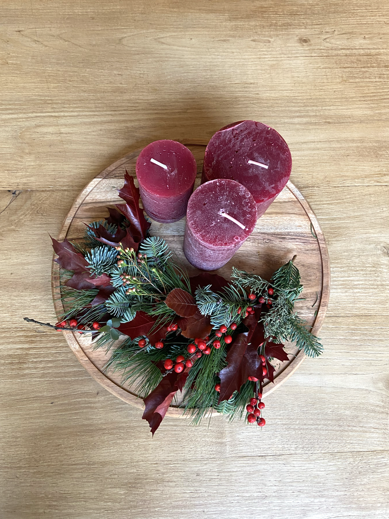 Centro de Navidad con frutos rojos, velas y base de madera