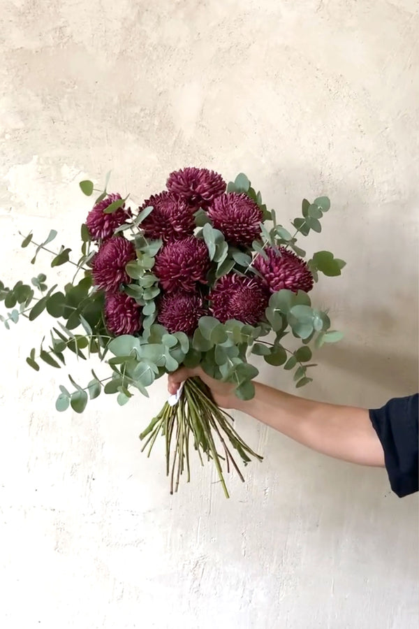 Bouquet de crisantemos y eucalipto