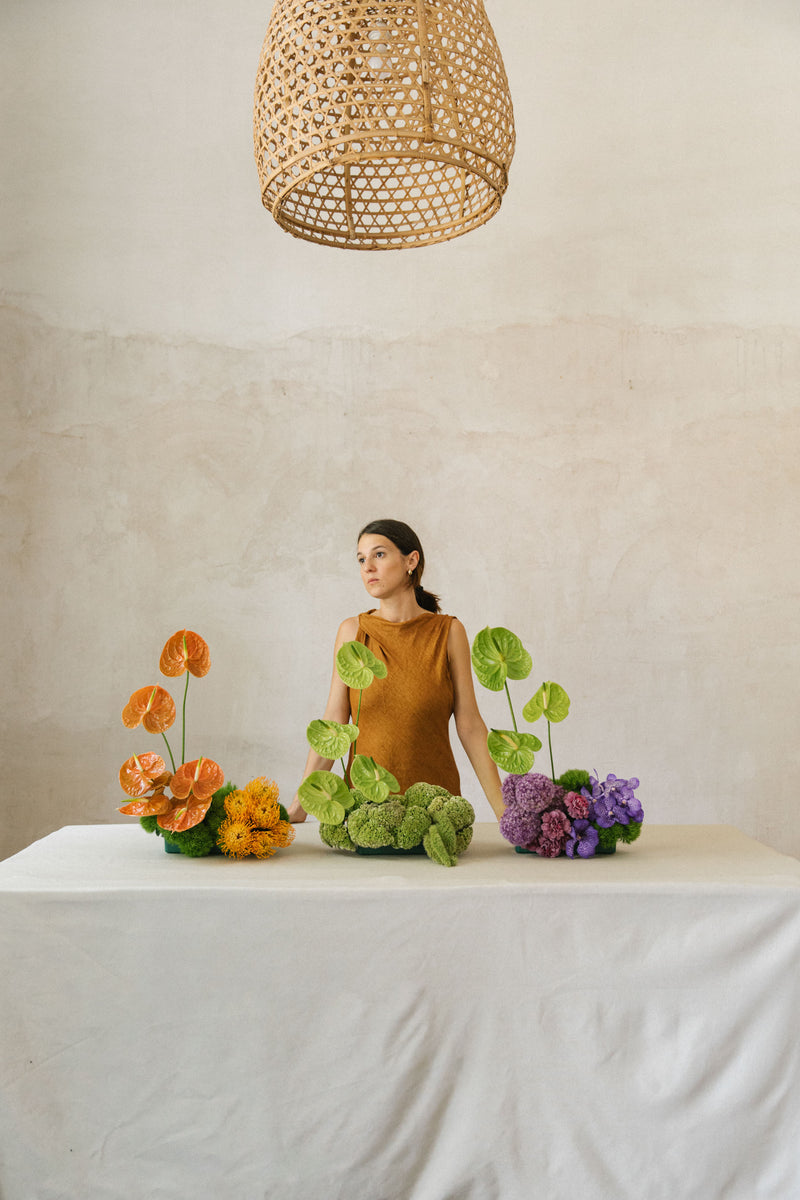 Escultura de flores naranjas