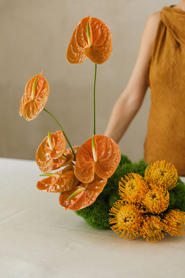 Escultura de flores naranjas