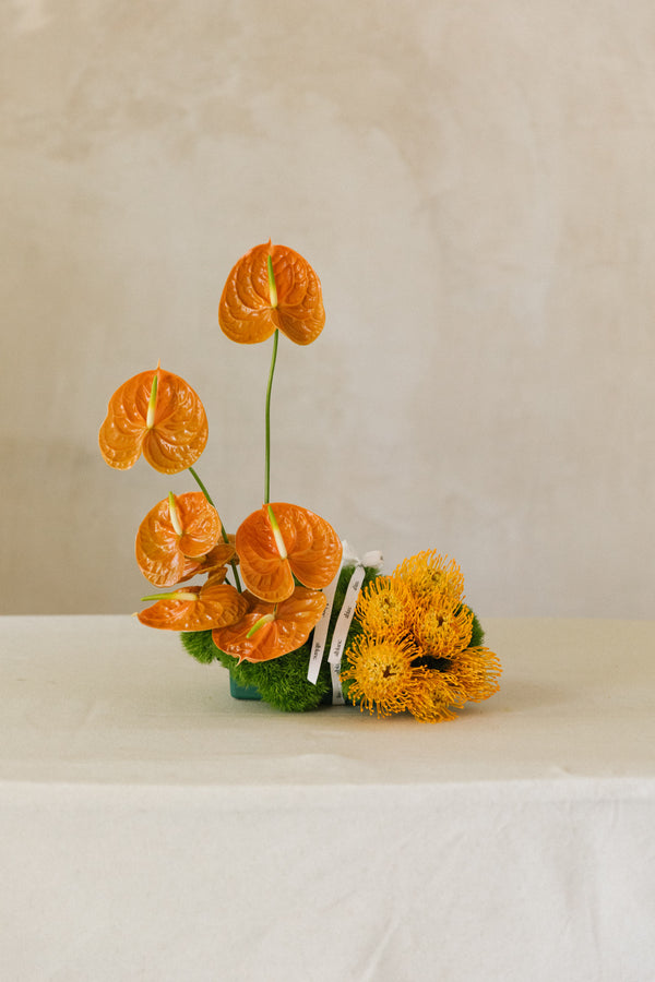 Escultura de flores naranjas