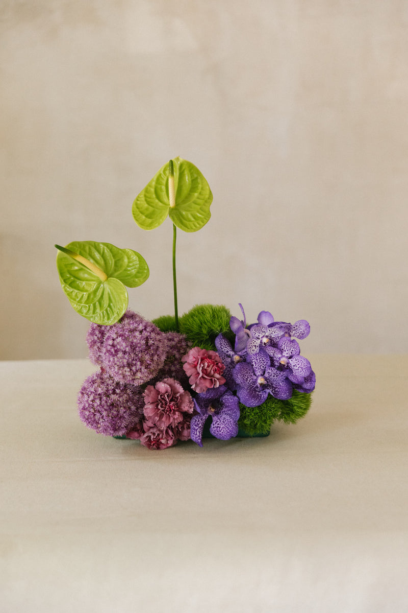 Escultura de flores violetas