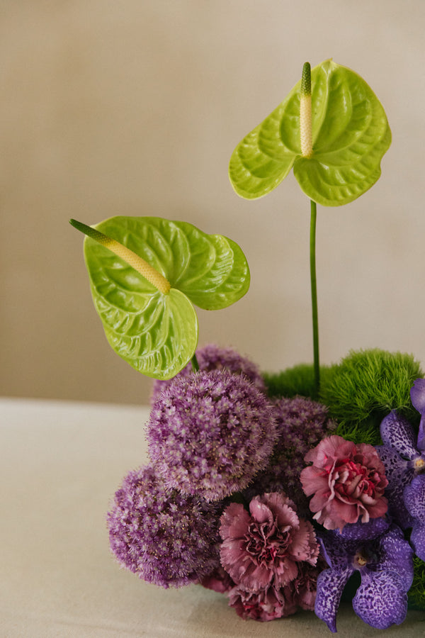 Escultura de flores violetas