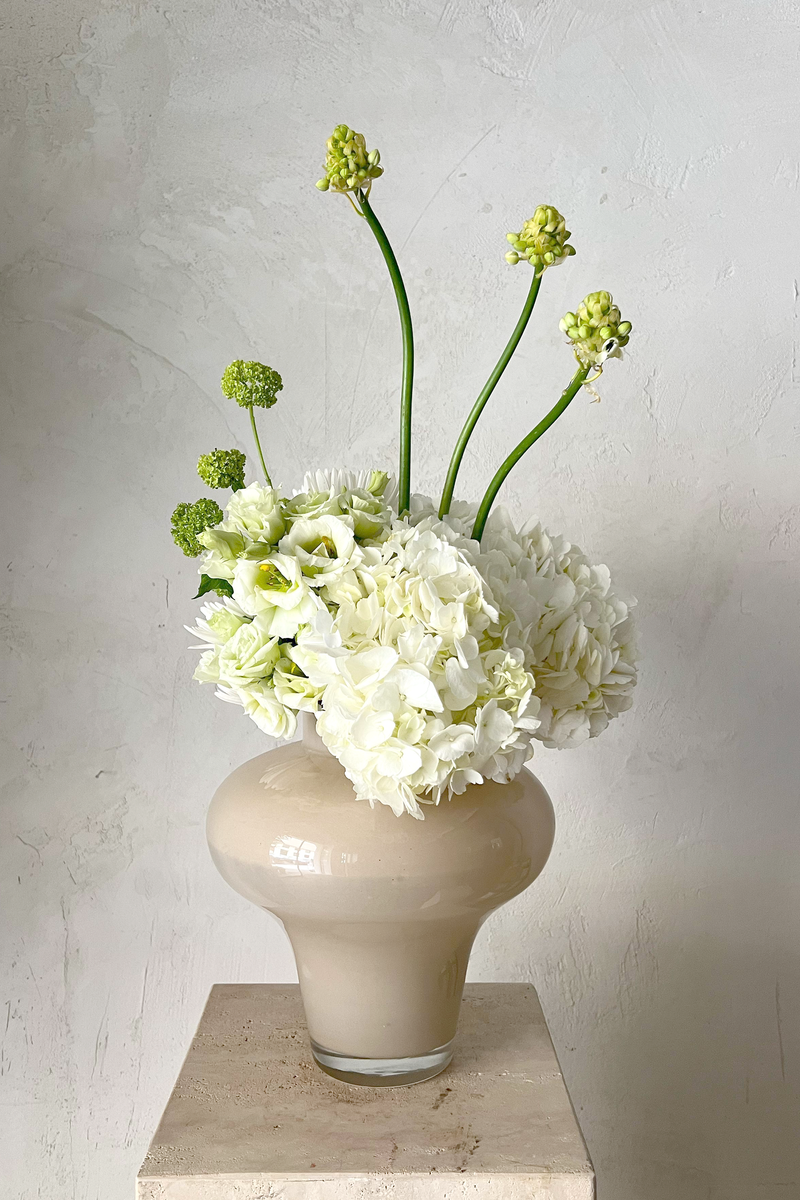 Jarrón de Hortensias blancas y otras texturas florales