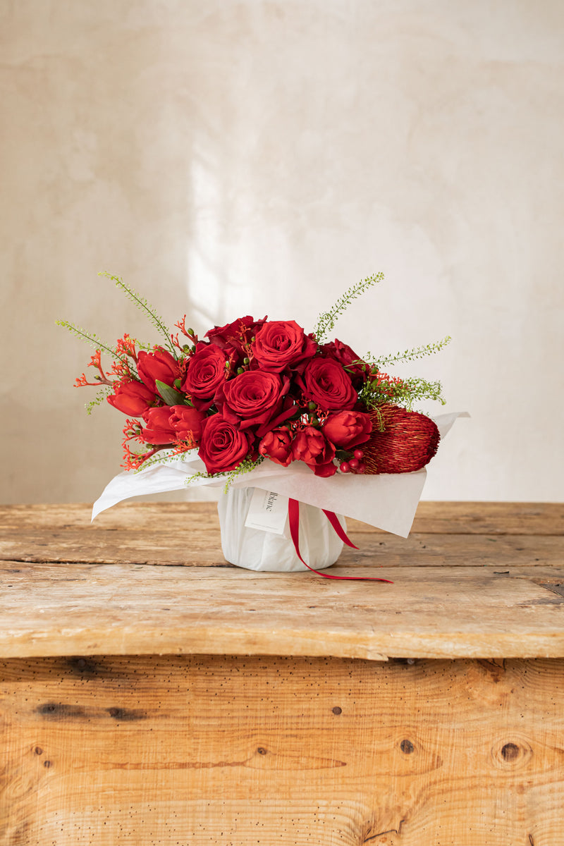 Jarrón de flores rojas - disponible para bcn ciudad