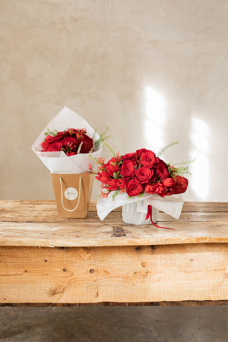 Jarrón de flores rojas - disponible para bcn ciudad
