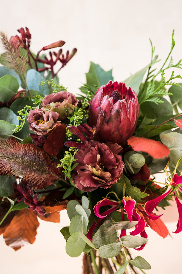 Centro en jarrón con flores rojas - Protea Pink Ice