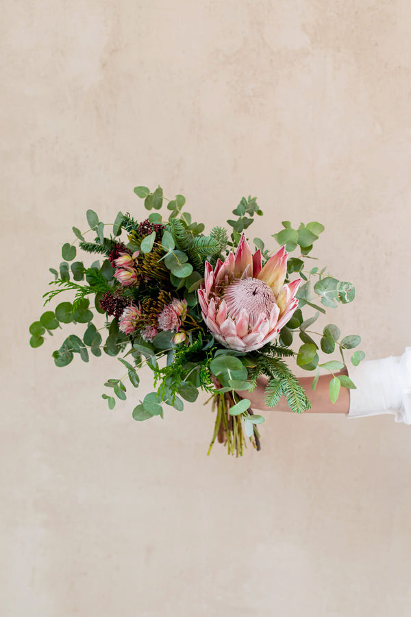 Ramo de campo de flores Rosas. Protea cynaroides