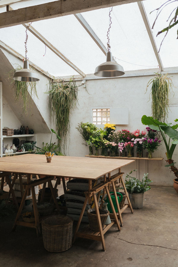 Taller de arreglos florales en cesta de mimbre