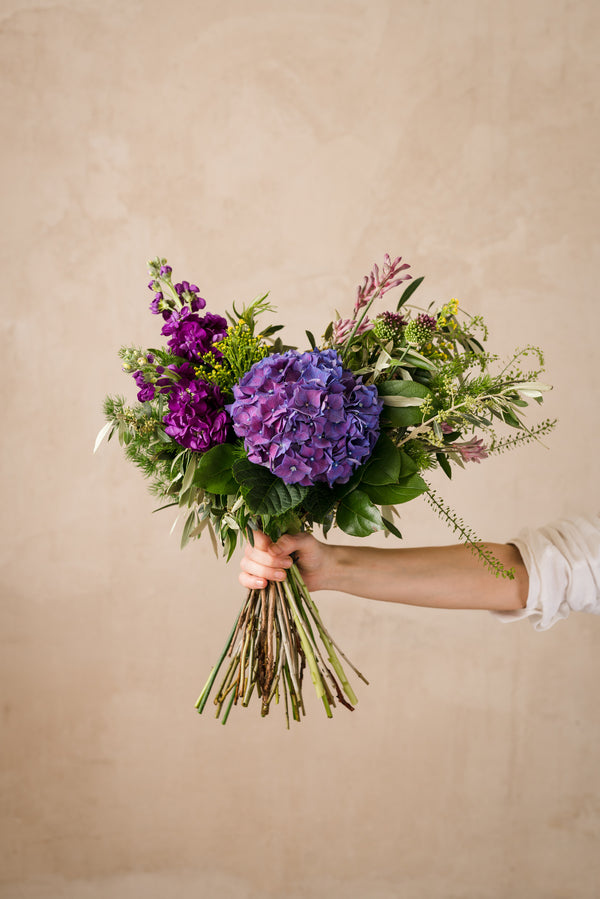 Ramo de campo de flores lilas