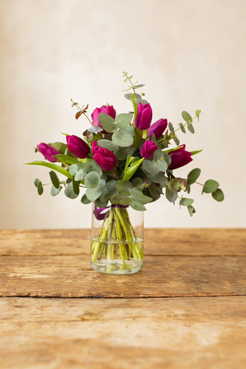 Bouquet de tulipanes violetas y eucalipto