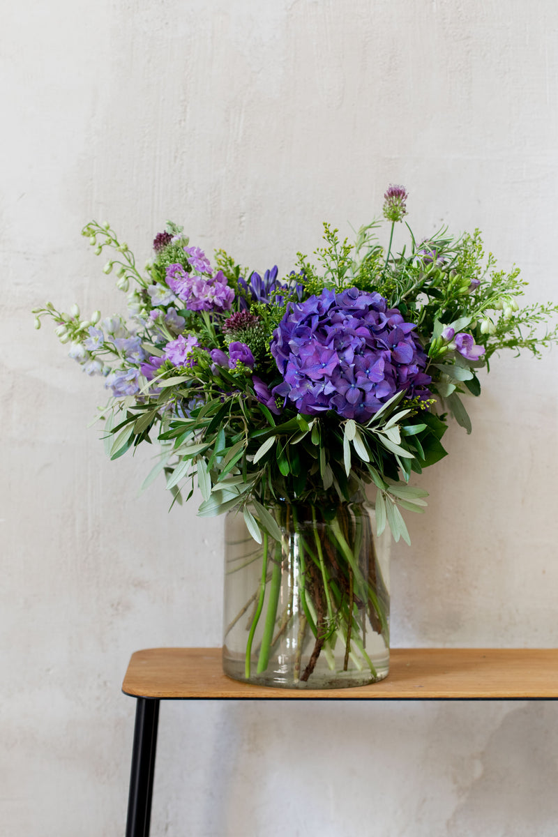 Centro en jarrón con flores violetas