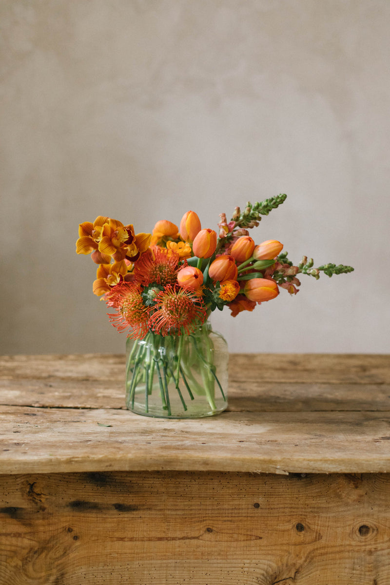 Centro en jarrón con flores naranjas
