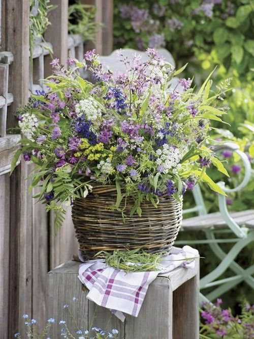 Taller de arreglos florales en cesta de mimbre